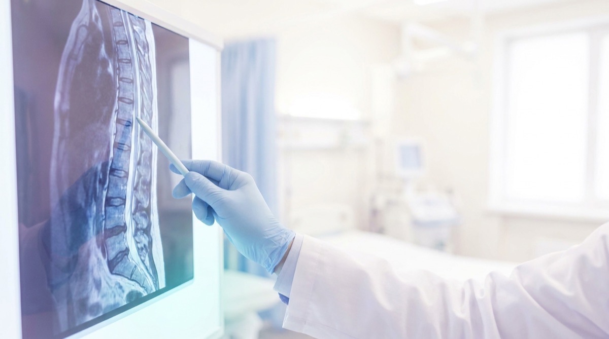 Analiza unui RMN de coloană la consultul de neurochirurgie, Clinica Medstoria, Râmnicu Vâlcea