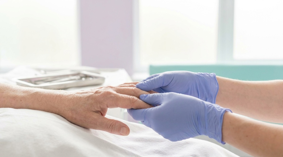 Examinarea articulațiilor la consultul de reumatologie, Clinica Medstoria, Râmnicu Vâlcea
